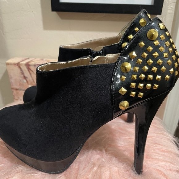 BONGO “Dionne” Gold Studded Platform Heels—SZ. 8 - Picture 2 of 6